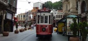Tramwaj w Stambule na trasie Tünel-Taksim Tramwaj w Stambule na trasie Tünel-Taksim